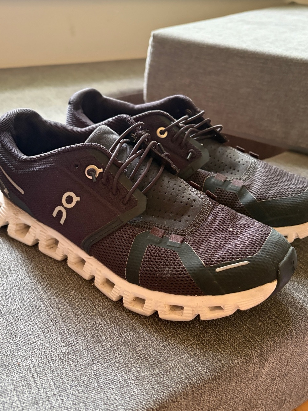 On Running women’s black/White Cloudrunning Shoes
